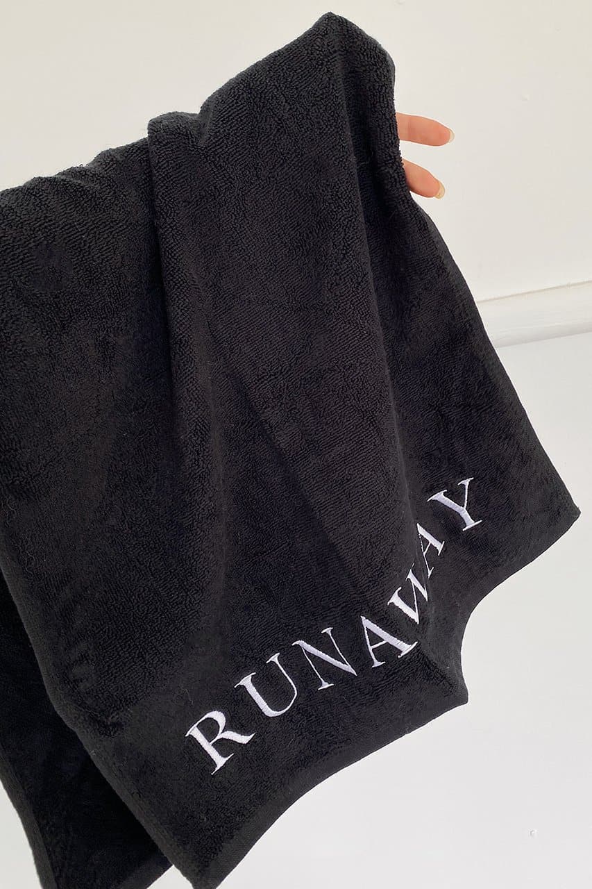 Runaway Gym Towel - Black –